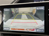 こちらのバックカメラは画面にラインが表示されておりますので、バック持のクルマの進行方向の目安になります。より高いレベルで車庫入れをサポートする、便利な機能ですね。