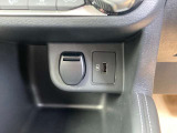 シフトノブ前方にはUSB充電端子等が装備されております。