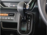 【シフトレバー】シフトもとても操作しやすいデザインになっております。運転する人の事を第一に考えた操作性の高い仕様です。