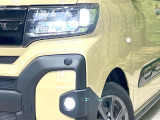 【LEDヘッドライト】悪天候や夜間走行時も良好な視界を確保し安心して運転できる高輝度LEDヘッドライトを装備!点灯速度が早く、消費電力も抑えられています。