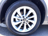 17インチ純正アルミホイール+215/55R17タイヤを装着。