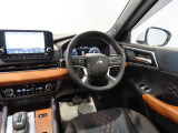 スポーティなデザインの運転席まわり。