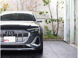 ●Audiが最初に採用したLEDポジショニングランプ。シャープなラインで昼間でも点けていたいと思うほど上品でオシャレです。夜間走行時はさらに目立ちます!