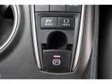 「HOLD」スイッチを押し、システムONの状態にしておくことで、渋滞や信号待ちなどでブレーキを踏んで停車した時にブレーキを保持。アクセルを踏むと解除されます。