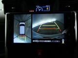パノラミックビューモニターを装備。クルマを真上から見るように周囲を確認できます。