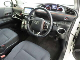 シンプルで使いやすいデザインの運転席です。
