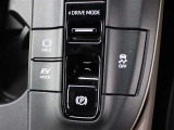 「HOLD」スイッチを押し、システムONの状態にしておくことで、渋滞や信号待ちなどでブレーキを踏んで停車した時にブレーキを保持。アクセルを踏むと解除されます。