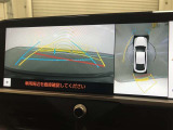 【パノラミックビューモニター(床下透過表示機能付)】クルマを上から見たような画像をディスプレイに表示し、運転席から確認しにくい箇所も確認できます。車両直下及びタイヤ付近のアンダーフロアの確認も可能です