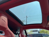 【固定式パノラミックルーフ】室内全体が明るくなり開放感のある車内!ゆったりと過ごせる車内を演出!