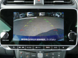 ギアを『R』に入れると、ナビ画面に後方の映像を映してくれるので、駐車がし易くなります。