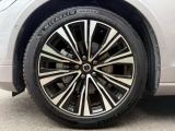 5マルチスポーク 8.0J&times;18インチ ダイヤモンドカット/ブラック 235/45R18サイズのミシュランを装着 ラグジュアリーな足元を演出します。