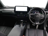 視認性の高さと美しさを兼ね備えたモーショングラフィックスによる先進のインターフェース。「F SPORT」専用アナログクロック(GPS時刻補正機能付)や専用アルミ製スポーツペダルなどが採用されています。