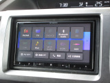 ナビゲーションはパイオニアメモリーナビ(AVIC-RZ721)を装着しております。AM、FM、CD、DVD再生がご使用いただけます。初めて訪れた場所でも安心ですね!