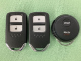 スマートキーを装備しています。鍵を差し込むことなくドアロックの開け閉めと、スタートボタン操作でのエンジンスタートができます。加えて、純正リモコンエンジンスターター用の操作キーもついています。