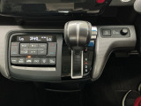 【左右独立オートエアコン】左右席で独立温度コントロールが可能です。運転席はキンキンに冷やして助手席はマイルドにと言った設定が可能です☆暑さ寒さでケンカすることもなくなりますね♪