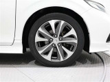 タイヤサイズは(215/50R17)でアルミホイールです。