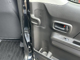 リアドアには、アンブレラホルダーが有ります。濡れた傘でも車内が濡れないように、ここに収納してください。