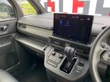 助手席周辺はこのようになっております。運転手だけでなく助手席に一緒に乗られる方も広々と快適にお乗り頂けるような設計です!各種装備を次の写真からご案内いたしますのでご覧ください。