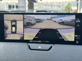 死角をなくし、狭い場所での取り回しや駐車をサポートする「全周囲カメラ(360&deg;ビューモニター)」を装備。車体が大きく見えがちなCX-60でも、上空から見下ろす視点で驚くほど簡単に駐車できます。