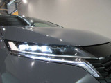 アダプティブLEDヘッドライトシステムです対向車や先行車に照射しないよう自動でハイビームの照射範囲を切り替えます 夜間走行時とても役立ちます
