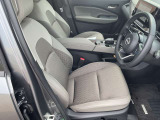 運転席まわりです。実際に座ってみて、乗り心地を体験してみてください,視界も良好です