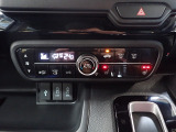 運転席からも手が届きやすく、操作しやすい空調コントロールパネル。オートエアコンなので操作の煩わしさが無くオールシーズン快適にドライブできます。快適空間で運転に集中できますね。
