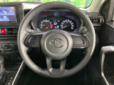 インテリアに合わせたデザインのステアリングは、運転される方のことも考え、運転しやすい形状、大きさです。是非一度、実際に触ってお確かめください。