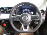運転が楽しくなる明るく開放的な運転席まわりです。クルーズコントロール付きで高速など速度を一定に保ってくれます