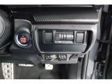 キーレスアクセス&プッシュスタート。アクセスキーを携帯して運転席か助手席のドアハンドルの内側に触れるだけで開錠 ドアハンドルのセンサーに触れて施錠