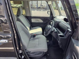 長時間の運転も疲れにくいフロントシート!体をしっかり支えてくれて運転がしやすい形状です!