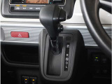 【シフトレバー】シフトもとても操作しやすいデザインになっております。運転する人の事を第一に考えた操作性の高い仕様です。
