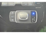 ハイブリッドカーですが運転操作は普通の車と変わりませんのでご安心ください。操作方法はスタッフが説明いたしますのでお気軽にご質問ください