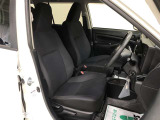 腰から背中をしっかり支える構造で、長時間の運転でも身体への負担が小さいフロントシート!乗り降りも頻繁に行われることを考慮し、着座ポイントも高めに設定。毎日の運転も快適です!