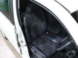 程よい硬さとホールド性が高いシートで長時間運転も快適です。