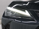 LEDヘッドランプにはアダプティブハイビームシステム「AHS」を採用。光検出カメラで車両検出をし、先行車や対向車に直接ハイビームを当てないように部分遮光します。