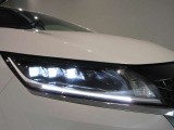 アダプティブLEDヘッドライトシステムです対向車や先行車に照射しないよう自動でハイビームの照射範囲を切り替えます 夜間走行時とても役立ちます