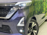 【LEDヘッドライト】悪天候や夜間走行時も良好な視界を確保し安心して運転できる高輝度LEDヘッドライトを装備!点灯速度が早く、消費電力も抑えられています。