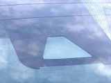 【プリクラッシュセーフティ】前方の車両等を検知し、衝突しそうな時は警報で注意を促し、ブレーキを踏む力をサポート。ブレーキを踏めなかった場合は衝突被害軽減ブレーキが作動、衝突回避をサポートします。