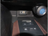スマートキー付きです。スマートキーとは鍵を車に差し込まなくても、ドアノブを触ったりするだけで、ドアロックを解錠できます。これが凄く便利なんですよ。