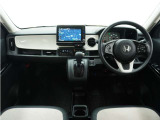 ◆インテリアパネル◆視界広々で非常に運転しやすくロングドライブでも疲れを感じさせないすっきりとまとまったインパネ周りです。