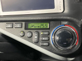 【オートエアコン】一度お好みの温度に設定すれば、車内の温度を検知し風量や温度を自動で調整。暑い&hellip;寒い&hellip;と何度もスイッチ操作をする必要はありません。快適な車内空間には必須の機能ですね♪