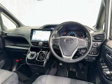 運転席まわりです。 各操作スイッチは使いやすい位置に配置されてます。