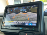 バックモニター装備。画面にて後方の確認が行えるので、バック駐車や車庫入れの際には重宝します。車の運転に慣れない方でも安心のガイドライン表示機能付。