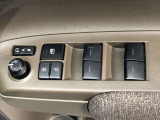 パワーウィンドのスイッチです。運転席に座りながら、助手席や後席の窓を開け閉めできるので大変便利ですよ。