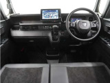◆インテリアパネル◆視界広々で非常に運転しやすくロングドライブでも疲れを感じさせないすっきりとまとまったインパネ周りです。