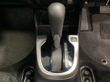 CVT車のセレクトレバーです。低速から高速まで、変速ショックのないスムーズな走りと、エンジン効率のよい領域を維持して燃費にも貢献します。