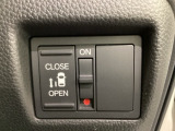 左側電動スライドドアは運転席からでも操作ができるように、ハンドル付近に開閉の操作スイッチが付いています。
