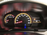 昼間でも見やすいオプティトロンメーターです。運転席前に配置し、フードを低く抑えることで運転中の視界の邪魔にならないので、視界も良好です!