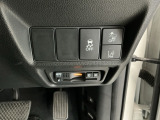 【ハンドル】運転にかかわる様々な操作を安全に行えるように視点移動が少なく操作性に配慮されたスイッチ類が凝縮されたコックピットです。