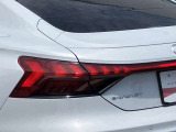 視界を鮮明に照らすだけでなく、対向車への配慮と最適な視界を両立し、ダイナミックインジケーターの流れるような輝きが、夜の街並みに先進性と知性を描き出します。